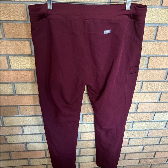 FIGS Technical Collection Kade Cargo Scrub Pants Burgundy Size Large - Picture 2 of 5